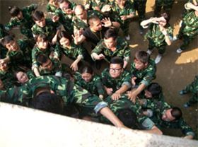 飛龍團隊翻越畢業墻