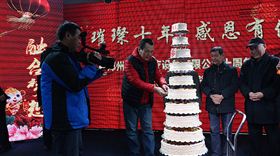 大家共同點燃飛龍醫療生日蛋糕