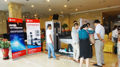 神奇的非手術減壓系統引來眾人圍觀