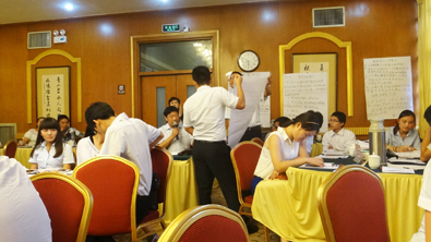 飛龍醫療董事長張新民現場點評員工作業