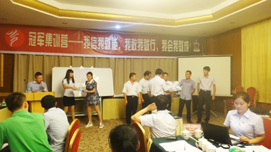 飛龍醫療董事長張新民為冠軍團隊頒獎