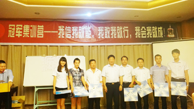 飛龍醫療董事長張新民和冠軍團隊合影