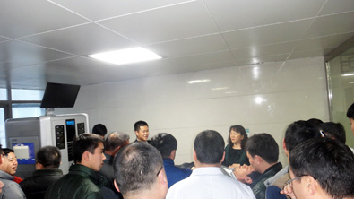 眾人參觀體驗(yàn)鄢陵中醫(yī)院外星艙脊柱疼痛智能康復(fù)系統(tǒng)/非手術(shù)脊柱減壓系統(tǒng) 眾人參觀體驗(yàn)鄢陵中醫(yī)院外星艙脊柱疼痛智能康復(fù)系統(tǒng)/非手術(shù)脊柱減壓系統(tǒng)