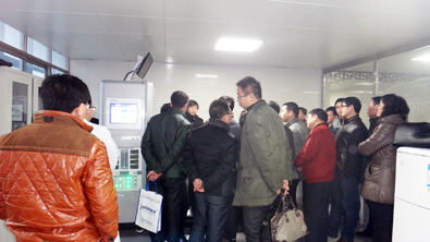 眾人參觀體驗(yàn)鄢陵中醫(yī)院外星艙脊柱疼痛智能康復(fù)系統(tǒng)/非手術(shù)脊柱減壓系統(tǒng) 眾人參觀體驗(yàn)鄢陵中醫(yī)院外星艙脊柱疼痛智能康復(fù)系統(tǒng)/非手術(shù)脊柱減壓系統(tǒng)