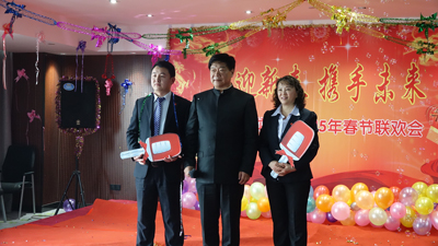 飛龍醫療董事長張新民給特殊貢獻者頒獎并合影