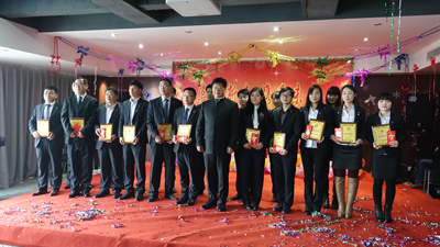 飛龍醫療董事長和2014年度先進個人合影