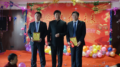 飛龍醫療董事長張新民給優秀領導頒獎并合影