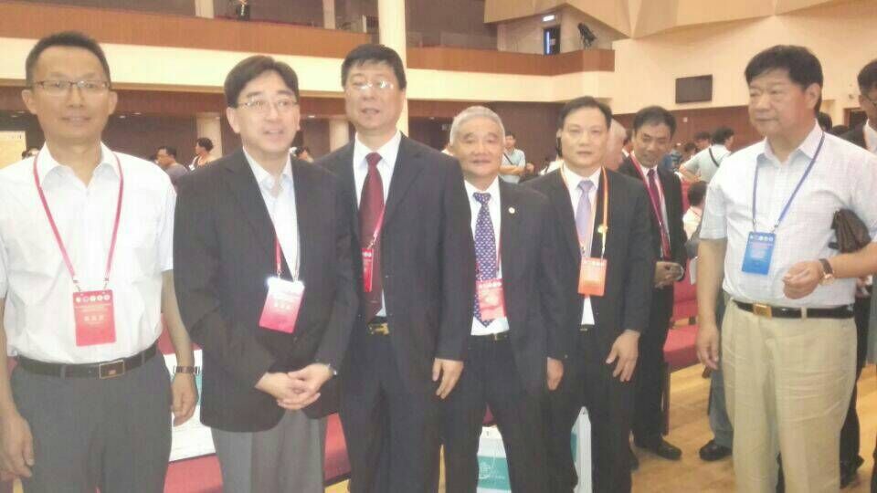 張新民董事長與香港食物與衛生局長高永文 張新民董事長與香港食物與衛生局長高永文