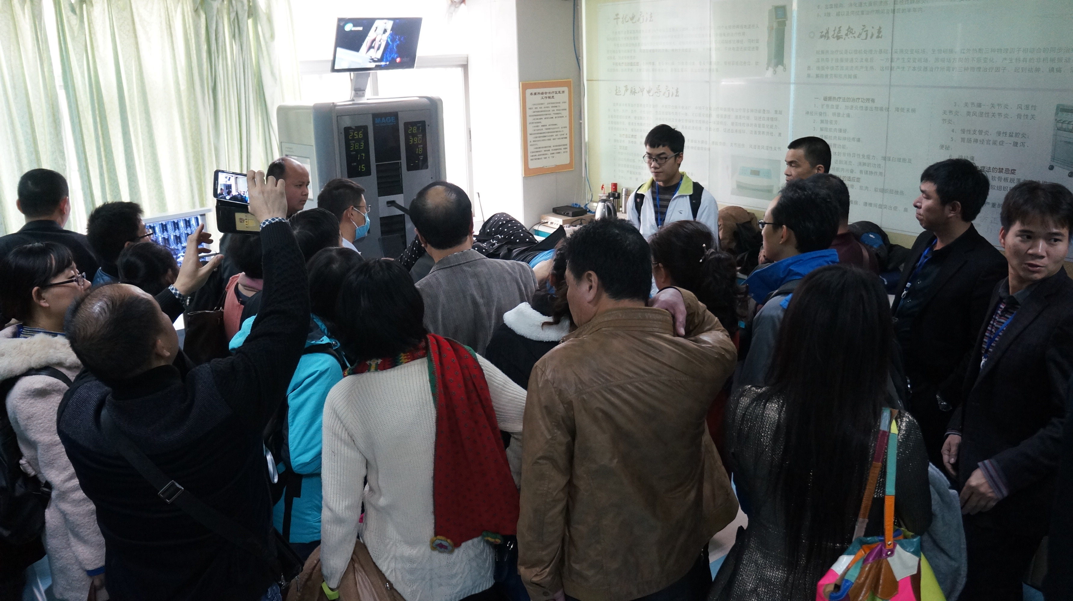 專家現場參觀體驗外星艙