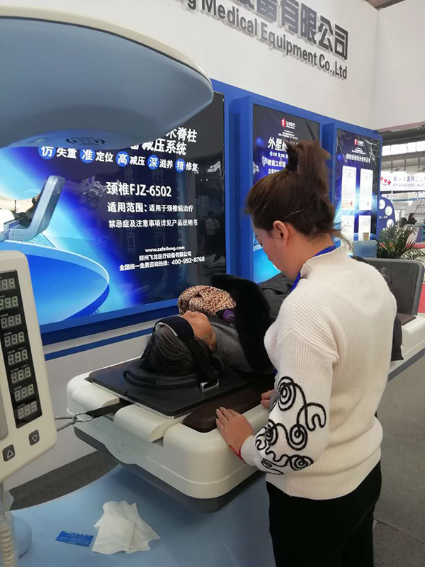 客戶體驗飛龍醫療外星艙（頸椎定位周期牽引系統）