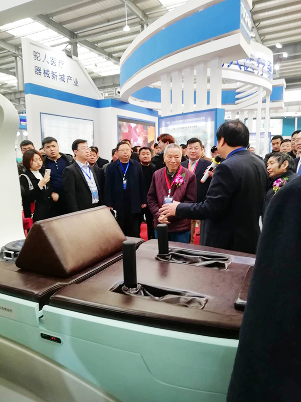 客戶圍觀了解飛龍醫療外星艙
