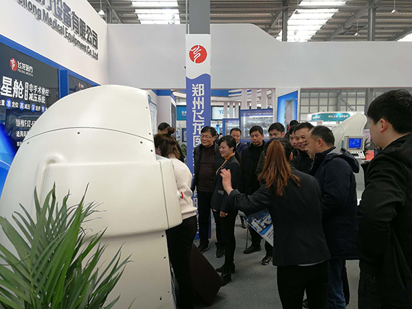 飛龍醫療為客戶介紹外星艙