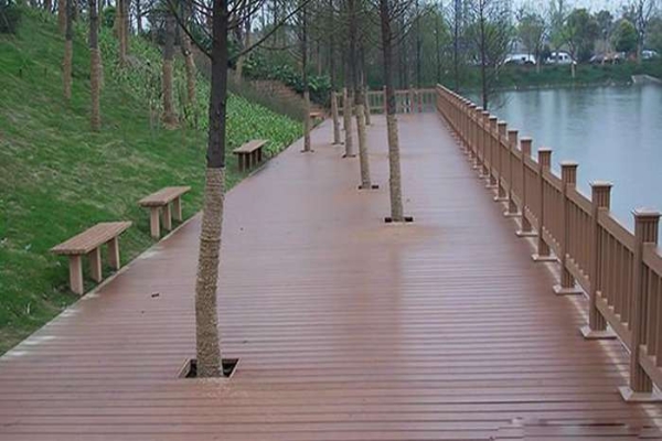 木材資源緊缺 木塑材料或成地板新材料