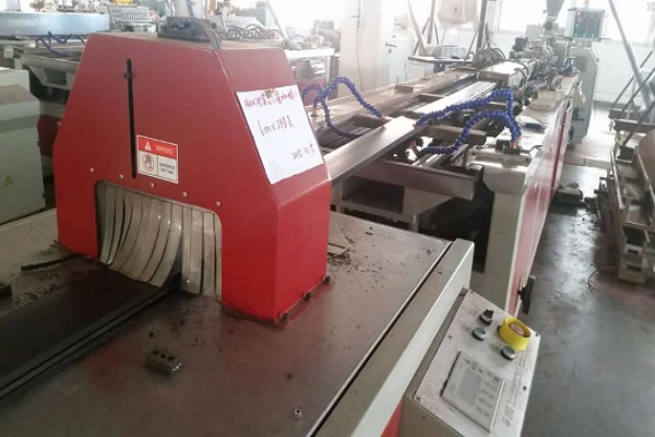 成都木塑地板車間：生產設備