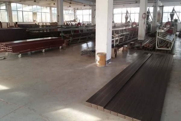 成都木塑地板車間：材料堆放區