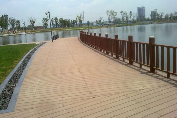 成都木塑地板廠家--有些公園步道、生態(tài)旅游景點(diǎn)地面鋪的是什么？這種地板材料有什么優(yōu)點(diǎn)呢？