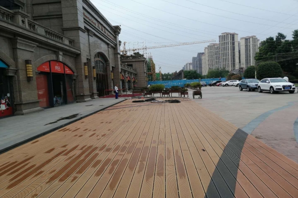 青白江售樓部進門平臺塑木安裝展示